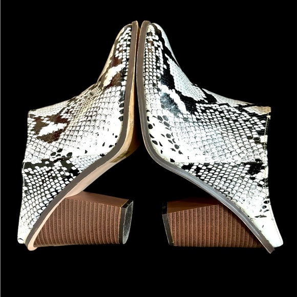 πHP Chase+Chloe pointy black and white snake print mules with wood heel. Sz 8.5 - Picture 2 of 5